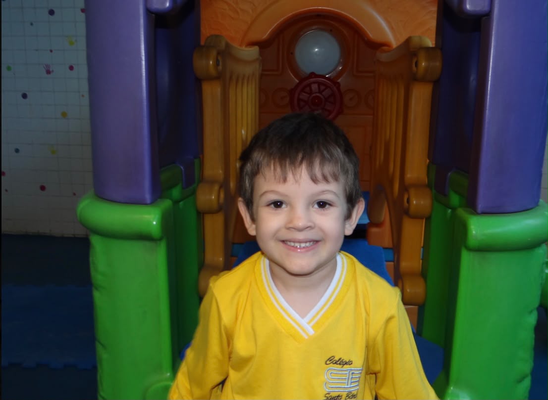 Aluno da Educação Infantil no espaço de recreação do Colégio Santa Bárbara